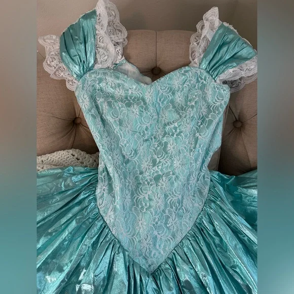 Vintage 80s metallic lamé and lace tiered Bo Peep prom dress, size 8 - Picture 3 of 13